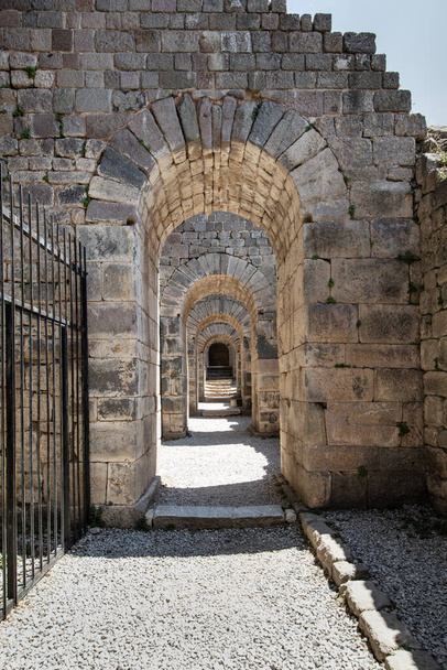 Pergamon Akropolisz romjai. Trajan templomának romjai és oszlopai a pergamoni Akropoliszban. Bergama, Izmir Törökország. - Fotó, kép