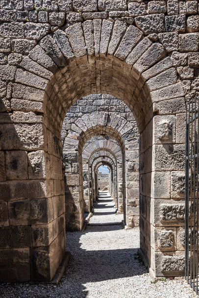 Ruinas de Pérgamo Acrópolis. Ruinas y columnas del Templo de Trajano en la Acrópolis de Pérgamo. Bergama, Izmir Turquía
. - Foto, Imagen