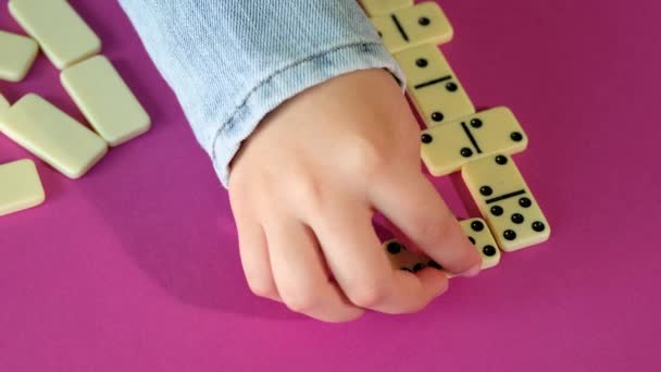 Chlapec hraje domino, zatímco tráví čas doma. Děti si hrají deskové hry. - Záběry, video