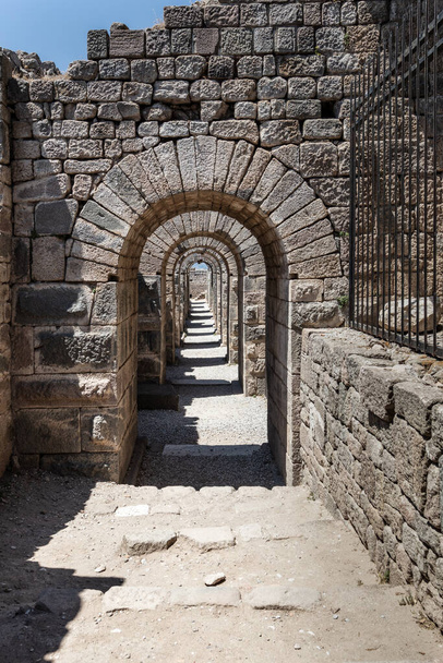 Ruinas de Pérgamo Acrópolis. Ruinas y columnas del Templo de Trajano en la Acrópolis de Pérgamo. Bergama, Izmir Turquía
. - Foto, Imagen