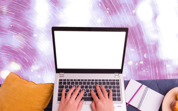 Közelkép Okostelefonok megtekintése Laptop eszközök fehér képernyővel Üres hely megjelenítése makettekhez Színes Bokeh háttér alatt - Fotó, kép