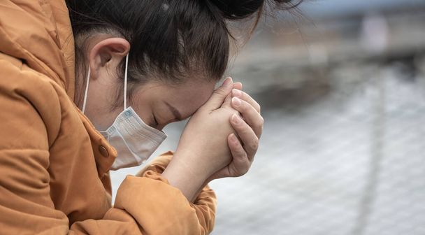 Het beeld van een jonge Aziatische vrouw met een masker om ziektekiemen, giftige dampen en stof te voorkomen. Preventie van bacteriële infectie in de lucht rond de straten en tuinen. - Foto, afbeelding