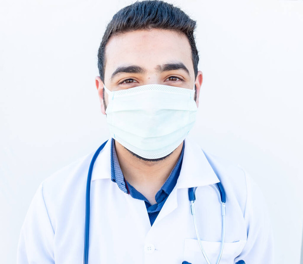 Médico árabe usando máscara para protegerse de la infección
 - Foto, imagen