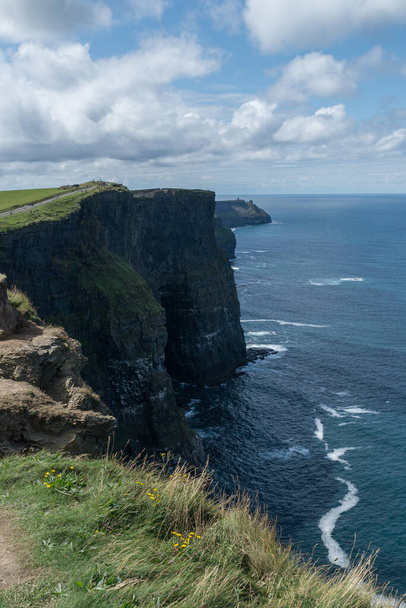 Vue sur les falaises mondialement connues de Moher dans le comté de Clare Irlande. Repère pittoresque de la nature irlandaise le long de la route atlantique sauvage. - Photo, image