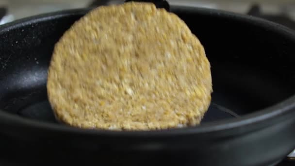 Primer plano de chuleta de ternera, para hamburguesa, frito en un pa - Metraje, vídeo