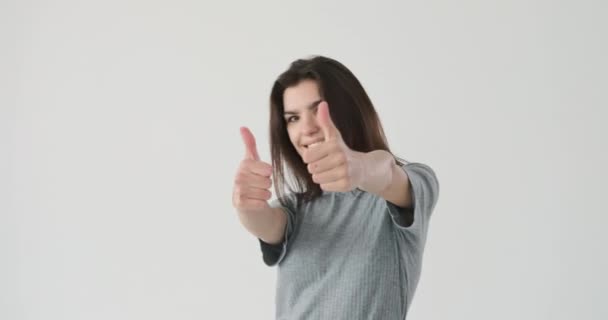 Gelukkige vrouw geeft duimen op gebaar - Video