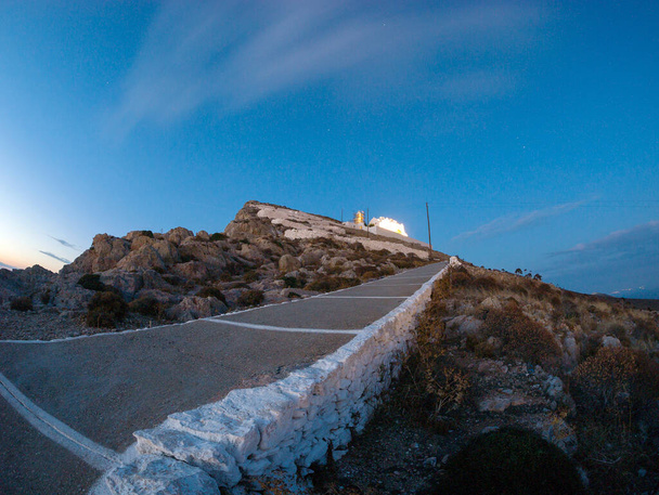 Tradycyjny grecki kościół ze światłami w miejscowości Chora na wyspie Folegandros, Cyklady - Grecja - Zdjęcie, obraz