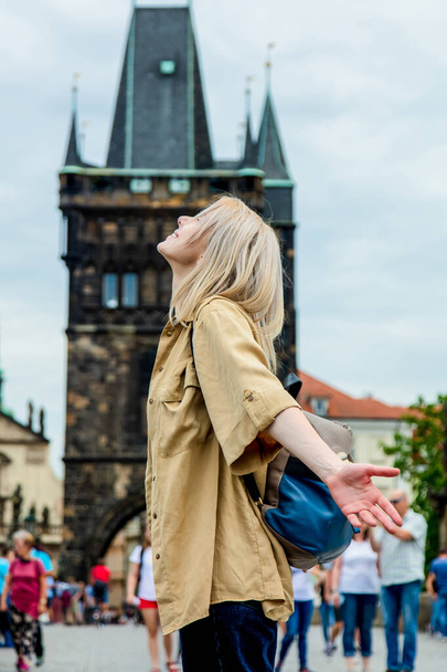 Ξανθιά γυναίκα στο Charles Bridge στην Πράγα, Τσεχία  - Φωτογραφία, εικόνα