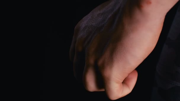 Крупный план мужского уменьшающегося кулака, 4k
 - Кадры, видео