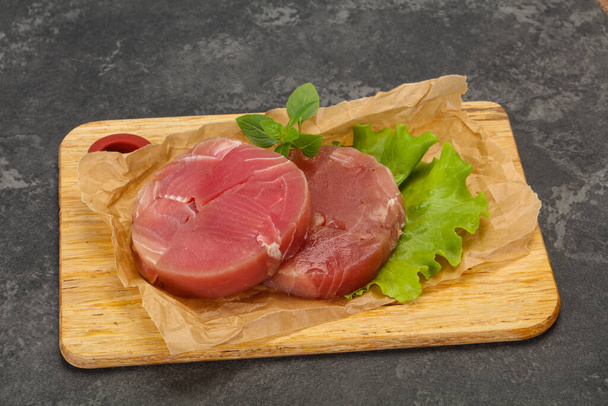 Rauwe tonijn ronde biefstuk klaar voor grill - Foto, afbeelding