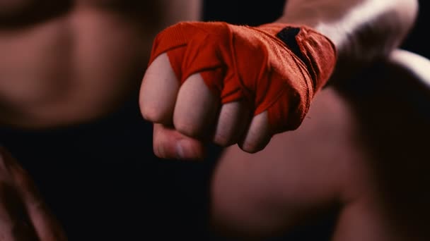Um boxeador masculino com as mãos embrulhadas antes do treino de luta, 4k câmera lenta
 - Filmagem, Vídeo