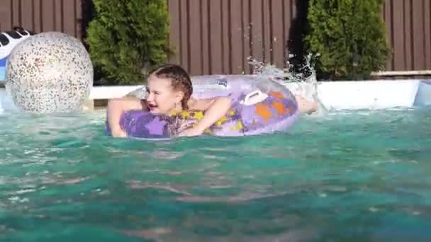 menina nada em um círculo na piscina em casa
 - Filmagem, Vídeo