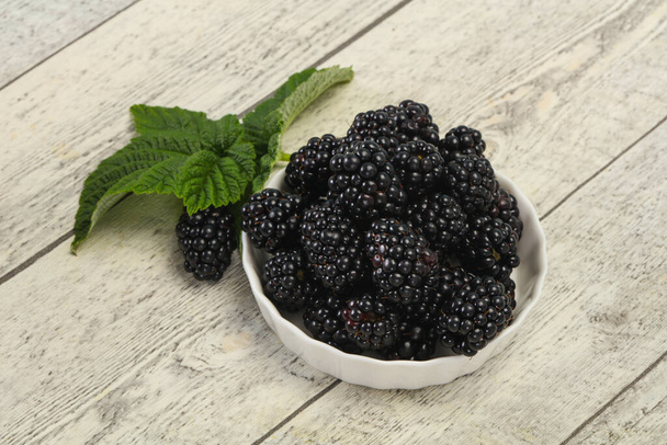 Tatlı, olgun, yapraklı Blackberry yığını - Fotoğraf, Görsel
