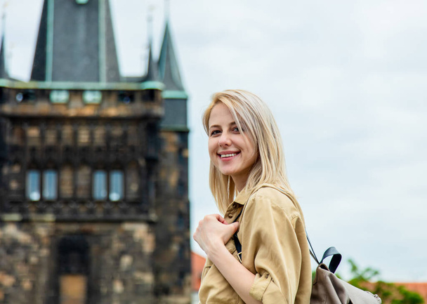 Blondi nainen Kaarlen sillalla Prahassa, Tsekin tasavalta  - Valokuva, kuva