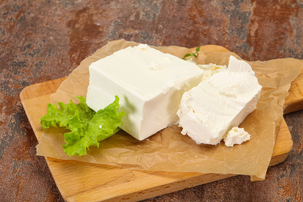 プレートのギリシャの伝統的なフェタソフトチーズ - 写真・画像