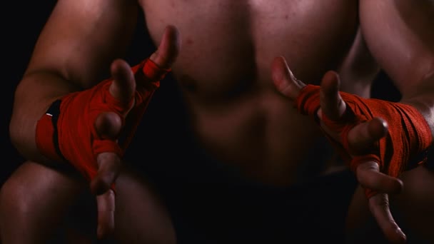 Ein Boxer mit eingewickelten Händen vor dem Kampftraining, 4k Zeitlupe - Filmmaterial, Video
