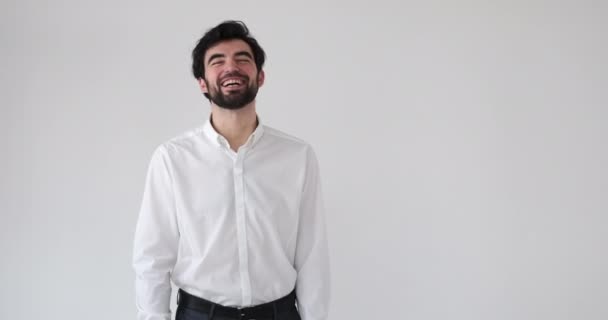Geschäftsmann lacht über weißen Hintergrund - Filmmaterial, Video