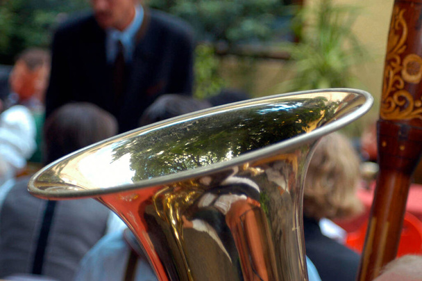 μουσικά όργανα από χαλκό τούμπα ή σουσαφόνη, παραδοσιακό όργανο λαϊκής μουσικής - Φωτογραφία, εικόνα