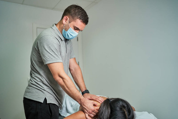 Kobieta dostaje stres Zmniejszenie ciśnienia punkt masaż na szyi przez terapeutę zdrowia - Zdjęcie, obraz