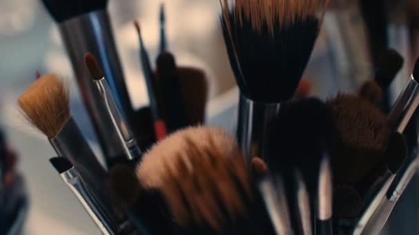 Make-up Pinsel auf einem Tisch, Fokuswechsel, 4k - Filmmaterial, Video