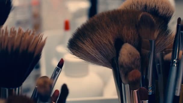 Maquillaje conjunto de cepillo en una mesa, dolly shot, 4k
 - Metraje, vídeo