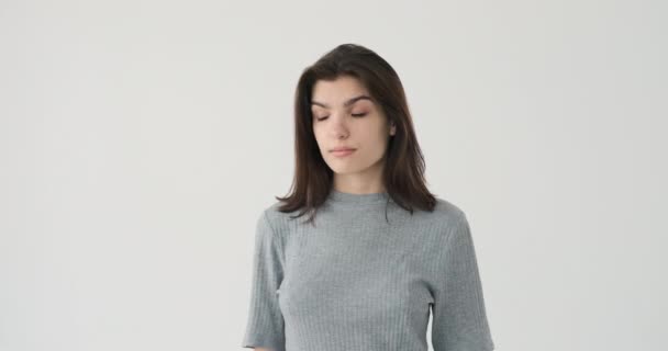 Stresszes nő fehér háttér felett - Felvétel, videó