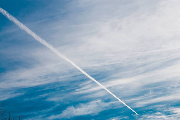 A trace of an airplane in the sky - Foto, Bild