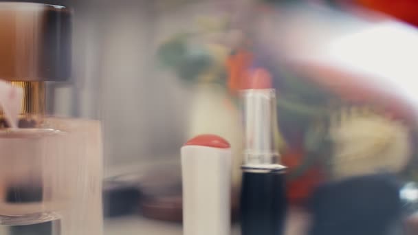 Női dekoratív kozmetikumok: smink ecset, rúzs és parfüm, babakocsi lövés, 4k - Felvétel, videó