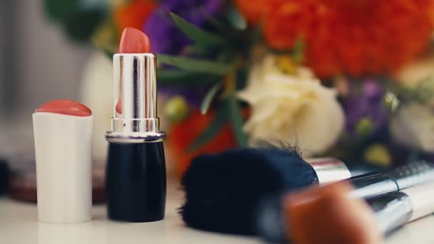 Kosmetyki dekoracyjne dla kobiet: pędzle do makijażu, szminka i perfumy, ujęcie dla lalek, 4k - Materiał filmowy, wideo
