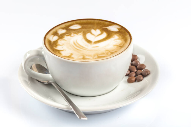 чашка кави з білим кремом на білому
  - Фото, зображення