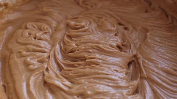 close-up shot van een gecondenseerde melk boterroom. - Video