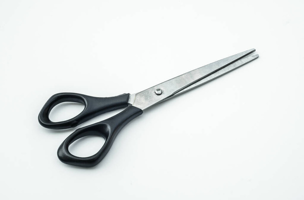 Piccole forbici per parrucchieri su isolato bianco - Foto, immagini