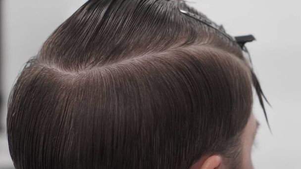 Profi női fodrász fésülködő férfi haj. Fodrász dolgozik szalonban - Fotó, kép