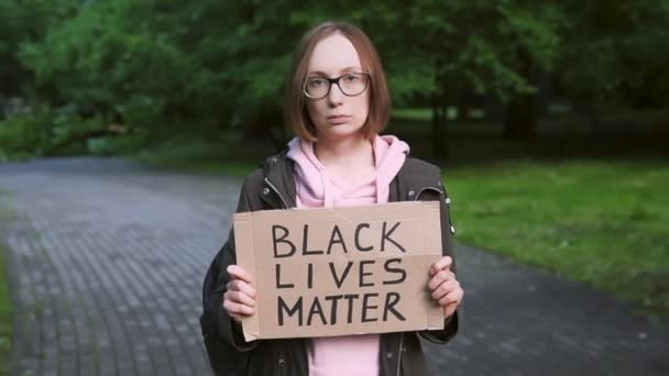 Black Lives Matter. Mädchen mit einem Karton für Bürger- und Menschenrechte.  - Filmmaterial, Video