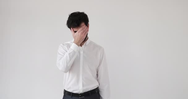 Empresario que sufre de dolor de cabeza sobre blanco
 - Imágenes, Vídeo
