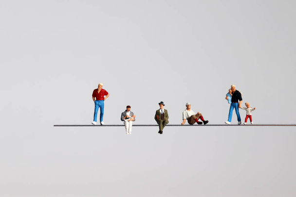 La miniature de divers hommes sur la falaise. - Photo, image