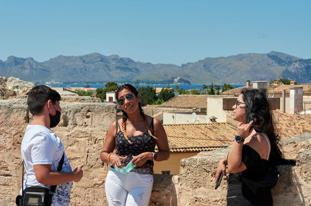 Οικογενειακό τουριστικό ταξίδι στις καλοκαιρινές διακοπές, μετά την covid 19 πανδημία. Ισπανικά στις Βαλεαρίδες Νήσους. Ο τρόπος ζωής των νέων στην Ευρώπη - Φωτογραφία, εικόνα