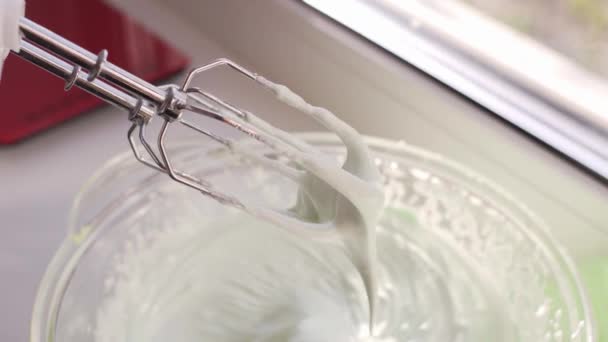 Fényes olasz habcsók egy kézi konyhai mixer habverőjén..  - Felvétel, videó