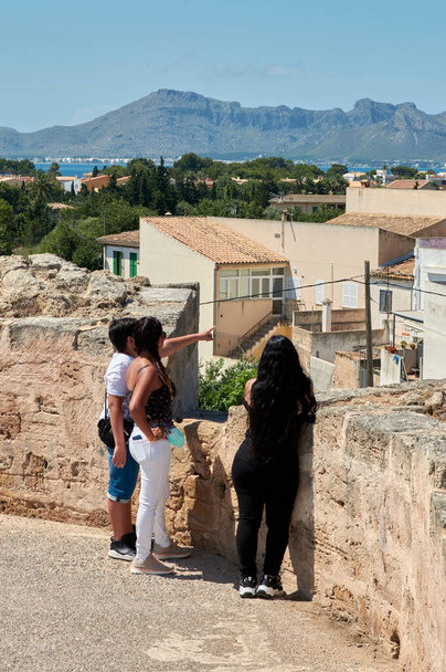 Családi turista kirándulás a nyári vakáció után, a 19-es világjárvány után. Spanyol a Baleár-szigeteken. A fiatalok európai üdülési életmódja - Fotó, kép