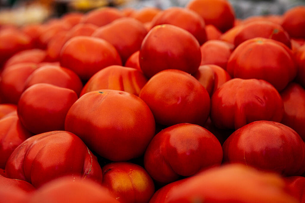 食料品店で新鮮な赤いバイオトマト - 写真・画像