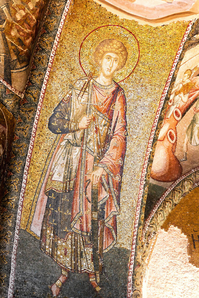 Μωσαϊκά τοίχων της αρχαίας Χώρας, Κωνσταντινούπολη. Βυζαντινός στρατιωτικός άγιος με πλούσια φορέματα. 14ος αιώνας, Κωνσταντινούπολη - Φωτογραφία, εικόνα