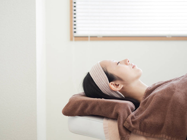 Mujeres japonesas recibiendo cuidado facial
 - Foto, Imagen