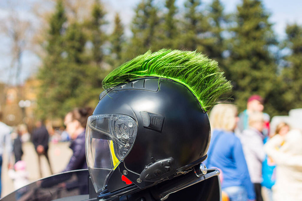 Motova helma se zeleným mohawkem. Průvod motocyklistů na počest zahájení motocyklové sezóny. - Fotografie, Obrázek
