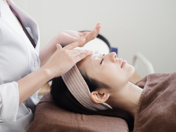 Mulheres japonesas recebendo cuidados faciais
 - Foto, Imagem
