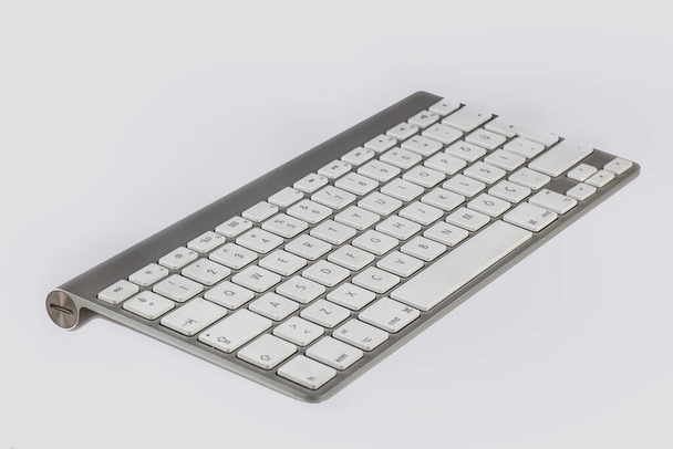 オフィスの白いコンピュータのキーボードのクローズアップビュー - 写真・画像