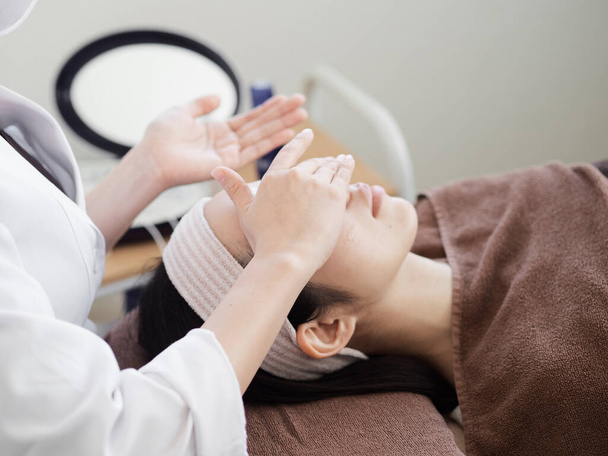 Mujeres japonesas recibiendo cuidado facial
 - Foto, Imagen