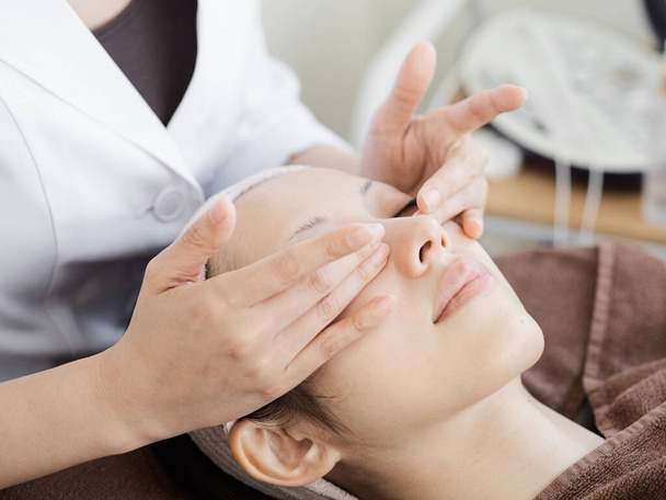 Japońskie kobiety otrzymujące pielęgnację twarzy - Zdjęcie, obraz