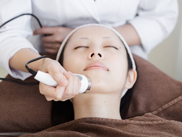 Les femmes japonaises reçoivent des soins du visage - Photo, image