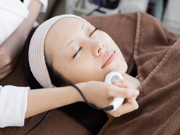 Japanse vrouwen ontvangen gezichtsverzorging - Foto, afbeelding
