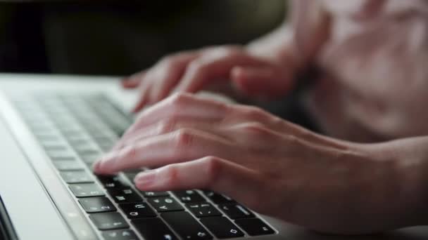 Vrouwelijke handen van een student zakenvrouw freelancer snel typen tekst op de laptop toetsenbord.  - Video
